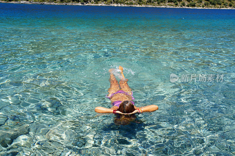 女人在海里游泳。来自Ölüdeniz, Fethiye，土耳其。